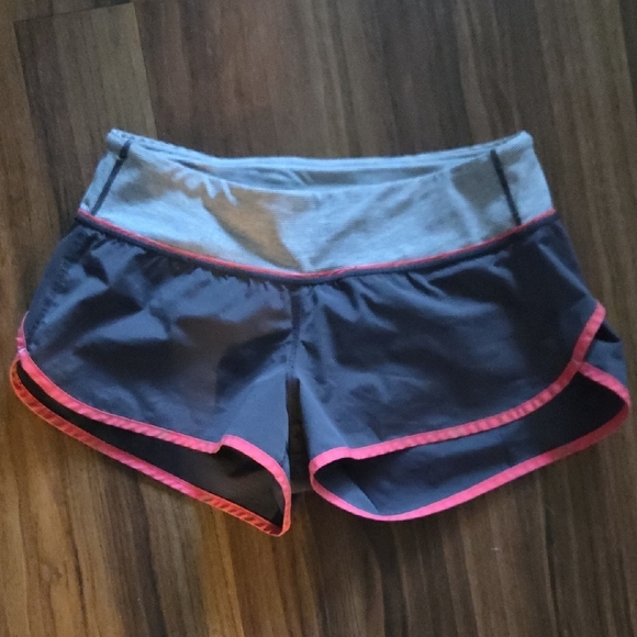 Lululemon Speed Shorts Size 4 Lined - Picture 1 of 3